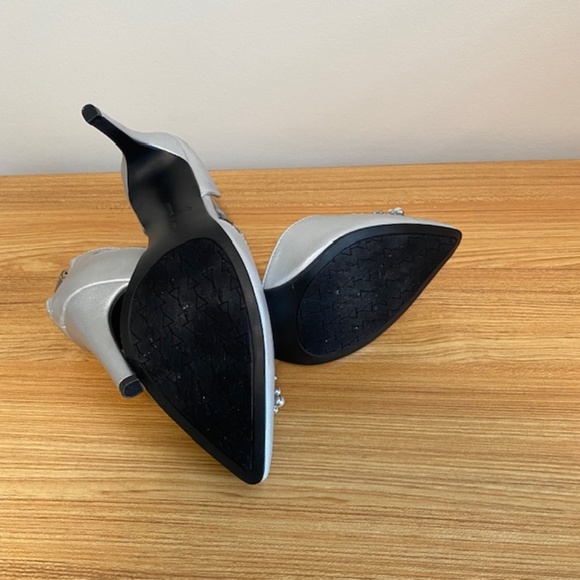 Adrienne Vittadini Silver Dress  Shoes Pearls Accent Ankle Strap size 9.5 US - Picture 5 of 5